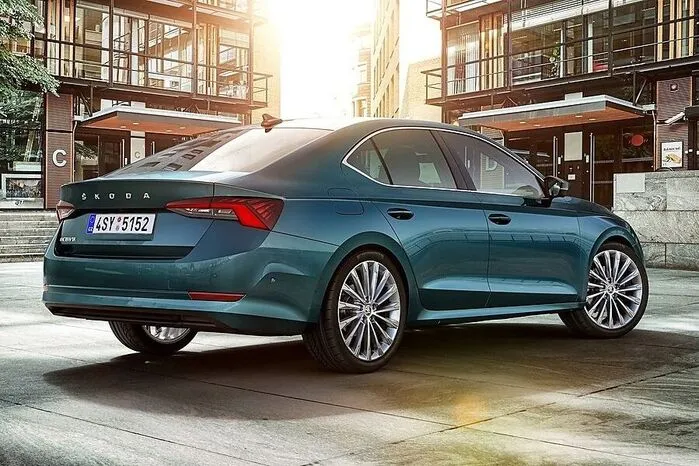 Die Garage kann man aber auch hier schon ausmessen: Sie streckt sich mit einem Plus von 19 auf 4689 Millimeter bei gleicher Breite wie das Schwestermodell.