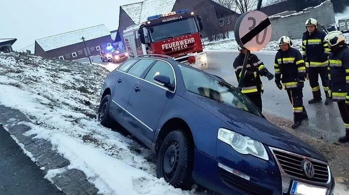 Eine Straßenlaterne hielt diesen Pkw beim Sturz über eine Böschung auf. Die FF Heiligenkreuz am Waasen barg das Fahrzeug