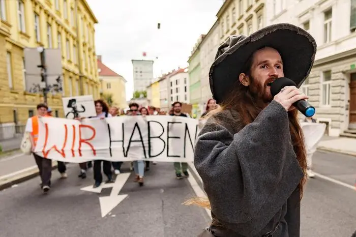 Angeführt wurde die Manifestation u. a. von „Fridays For Future“-Graz-Organisator Michael Lieser, der als „Gandalf“, dem Magier aus „Herr der Ringe“, zum Klimastreik angetreten war. In seiner Rede zu Beginn am Lendplatz nahm er auch Bezug auf den Fantasy-Klassiker. Fazit von Lieser: „Man braucht Fantasy, um die Klimakrise zu bewältigen.“
