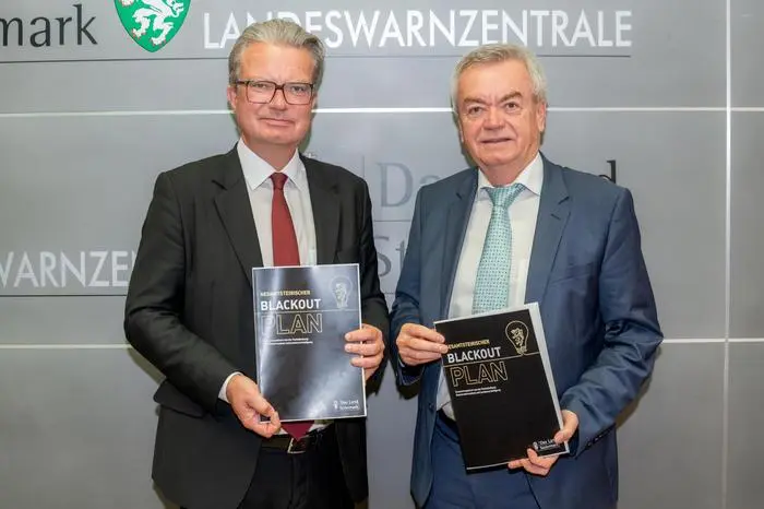 Landeshauptmann Christopher Drexler und Stellvertreter Anton Lang mit dem neuen Blackout-Plan