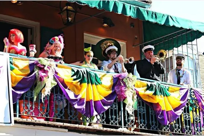 Die Heimat des Mardi Gras. Die zweistündige Tour startet im Herzen des berühmten French Quarter von New Orleans und zeigt einerseits die historisch bedeutsame Architektur der Stadt, andererseits aber auch die mystischen Geheimnisse rund um Voodoo, Vampire und Zombies. Zusätzlich erfahren die Teilnehmer Unterhaltsames zur Karnevalszeit, wo die Paraden starten und die beste Feste während des Mardi Gras steigen.