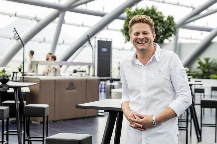 Haubenkoch Martin Klein konnte die VIP-Gäste im Restaurant begrüßen - darunter Jürgen Klopp, Helmut Marko und die Ski-Stars Marcel Hirscher und Lucas Braathen.