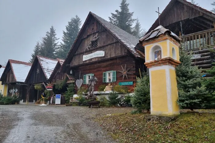 Kunden können um die alten Holzhäuser schlendern.