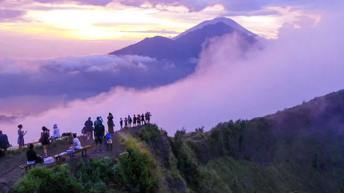 Sonnenaufgang am Vulkan Batur Der 1700 Meter hohe und 20.000 Jahre alte Vulkan Batur liegt im Norden der Insel Bali und ist heute noch immer aktiv. Die zehnstündige Wanderung beginnt vor vier Uhr morgens – somit erreichen die Besucher mit ihrem Guide noch vor Sonnenaufgang die Spitze des Vulkans. Dort angekommen, erwartet die Besucher ein spektakulärer Ausblick, wenn die ersten Sonnenstrahlen die Insel wecken und den Batur-See und die Lavafelder erleuchten. Bevor es wieder zurück ins Hotel geht, besuchen die Gäste eine örtliche Kaffeeplantage.
