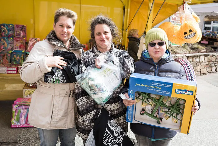 Nein, LKW ist es leider keiner geworden, dafür aber ein Spielzeug-Schwader für den Mini-Fuhrpark zuhause. Außerdem darf ein modischer neuer Pullover nicht fehlen.