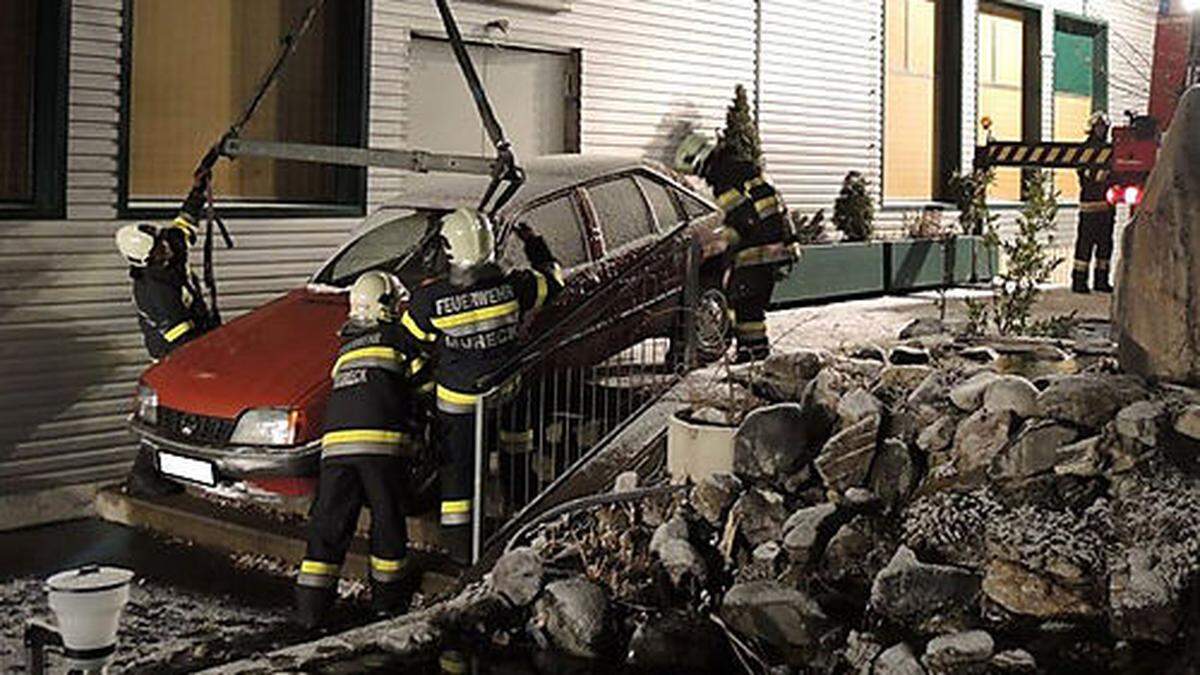 Der Pkw blieb auf einer Stiege vor dem BFI hängen