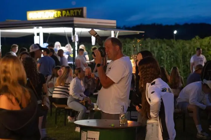 Die „Sunflowerpartys“ finden jeden Donnerstag im Juli und August statt, jede Woche mit einer anderen Liveband.