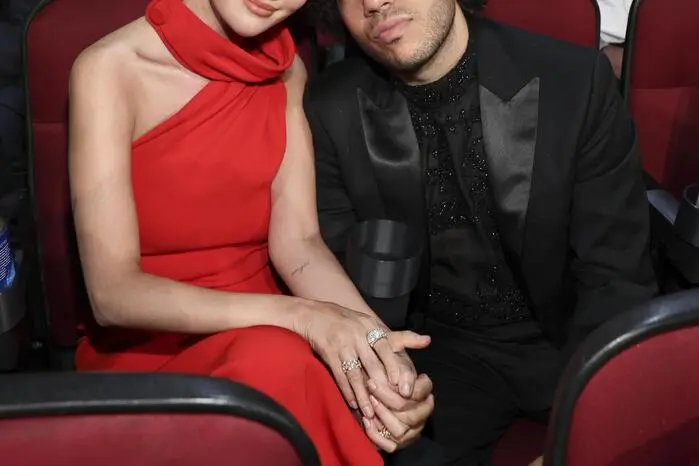 Große Gefühle gab es auch bei Sängerin Selena Gomez (33) und ihrem Verlobten Benny Blanco (37). 