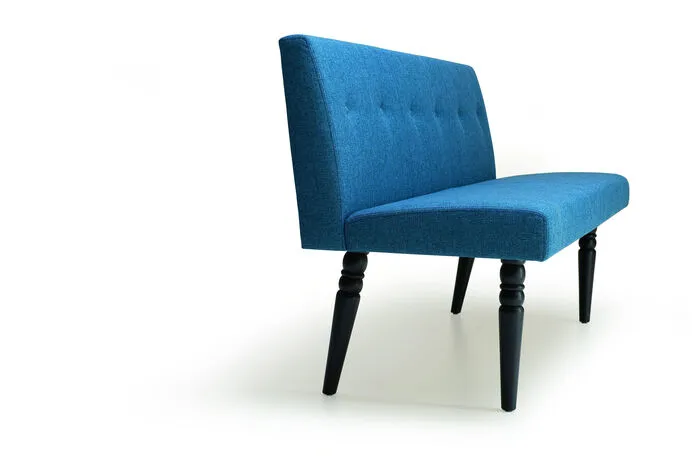 "Marie" aus der Tiroler Tischlereiwerkstatt Forcher schlägt sozusagen eine Brücke zwischen dem Mid-Century Modern Style der 50er und traditionellen Elementen der Tiroler Handwerkskunst: Die Beine werden von Hand gedrechselt. Preis auf Anfrage. www.forcher-tirol.at