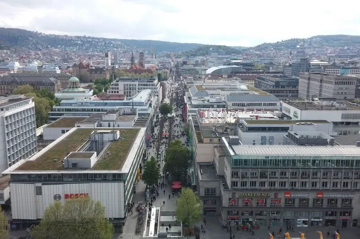 Blick eins vom Bahnhofsturm: Die Königsstraße, die Fußgängerzone im Stuttgarter Zentrum.