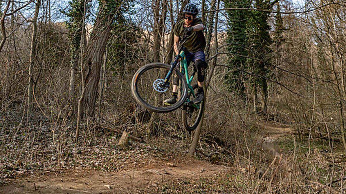 Nach einem Sprung kam der Mountainbiker zu Sturz (Archivbild)