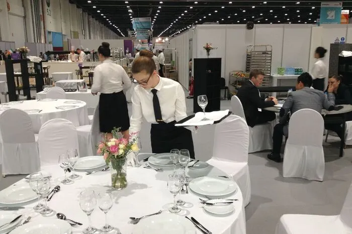Aufgetischt in Abu Dhabi: Restaurantfachfrau Monika Pöllabauer.