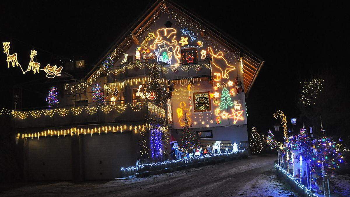 Jedes Jahr werden die Häuser anders dekoriert, am Bild ist das Haus von Familie Wacker in der Wölling zu sehen