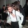 David Beckham trug seine Frau Victoria, die sich am Valentinstag den Knöchel gebrochen hat und deshalb eigentlich mit Krücken ging 