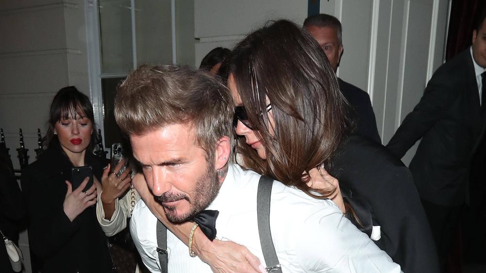 David Beckham trug seine Frau Victoria, die sich am Valentinstag den Knöchel gebrochen hat und deshalb eigentlich mit Krücken ging 