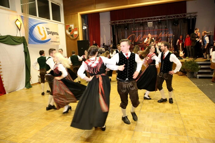 Übrigens: Zur Verschönerung der rauschenden Ballnacht trugen die Landjugend (LJ) Grafenstein ... 