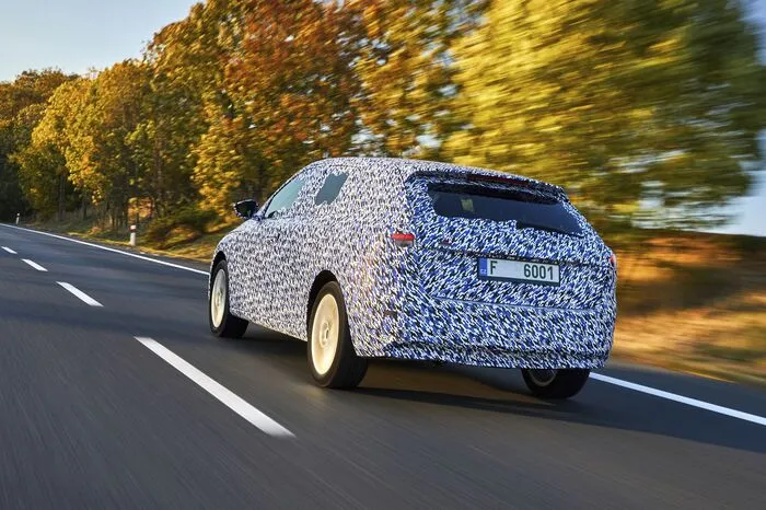 Wer dabei einen Golf-Jäger vermutet, liegt nicht ganz falsch. Aber Skoda, im VW-Verbund ob des großen Erfolgs schon argwöhnisch beobachtet, war clever genug, sich nicht direkt gegen die Konzernmutter und den klassischen kompakten Golf zu stellen.