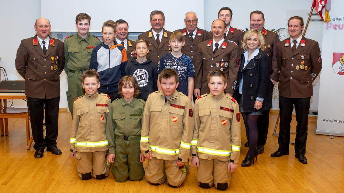 Neben einem Rückblick auf die geschichtliche Entwicklung der Feuerwehrjugend Lienz, wurde den jungen Kameraden Erprobungsstreifen übergeben 