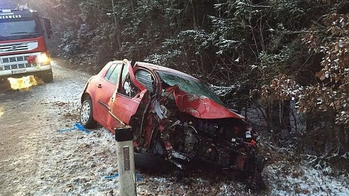 Das Auto der jungen Frau blieb im Graben liegen