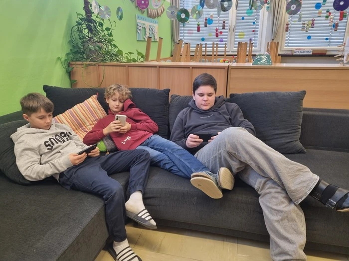 Die Handyzeiten sollen an der Mittelschule in Anger bei Weiz drastisch reduziert werden. Viele der Schüler und Schülerinnen stellen sich dieser Herausforderung – auch Laurenz, Lukas und Lukas 
