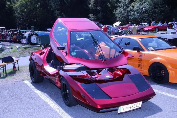 Neben den sportlichen Flitzern sorgten die Oldtimer für Staunen bei der Jugend und schöne Erinnerungen bei älteren Besuchern, die einst mit solchen Gefährten unterwegs waren.