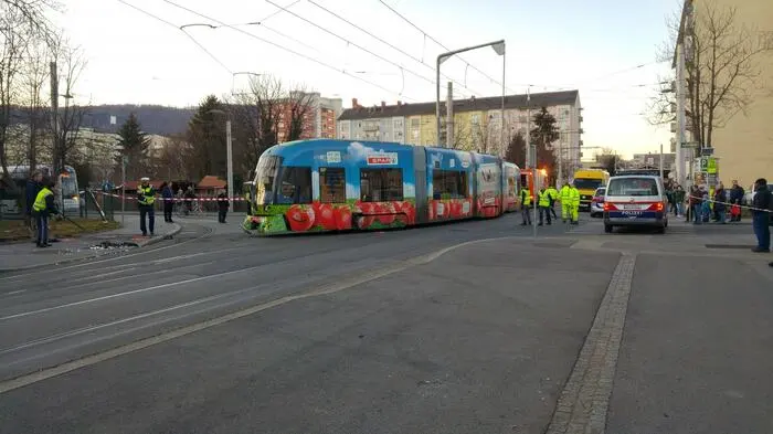 Beim Zusammenstoß einer Straßenbahn und eines Pkw am Donnerstagnachmittag in Graz sind drei Personen verletzt worden.