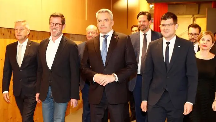 Politischer Aschermittwoch der ÖVP in Klagenfurt: Der ehemalige deutsche Bundesminister Karl-Theodor zu Guttenberg mit Bundeskanzler Karl Nehammer und Kärntens Landeshauptmann-Stellvertreter Martin Gruber