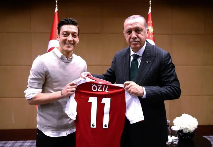 (FILES) This handout picture taken and released on May 13, 2018 and released on May 14, 2018 by the Turkish Presidential Press office shows Turkish President Recep Tayyip Erdogan(R) posing for a photo with German footballer of Turkish origin Mesut Ozil (L) in London. Former Germany, Real Madrid and Arsenal star Mesut Ozil, who retired in 2023, was elected on February 23, 2025, to the ruling Justice and Development Party (AKP) party of Turkish President Recep Tayyip Erdogan, the party announced. (Photo by KAYHAN OZER / TURKISH PRESIDENTIAL PRESS SERVICE / AFP) / RESTRICTED TO EDITORIAL USE - MANDATORY CREDIT 