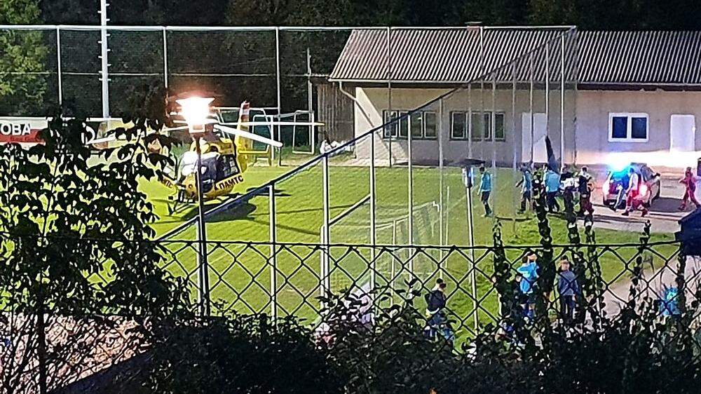 Der Hubschrauber landete auf dem Sportplatz in Eggersdorf