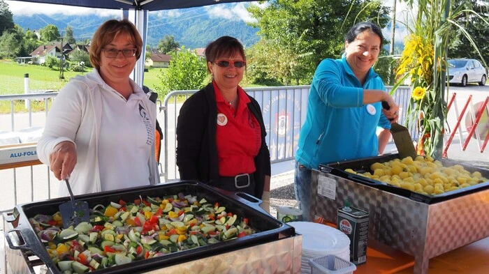 Beim Ludmannsdorfer Kartoffelfest boten die Vereine am Sonntag wieder einige Spezialitäten an: Kartoffelsoß mit oder ohne Schinkenstreifen, frisch gebackene Kartoffelchips am Spieß, Erdäpfelgulasch, Erdäpfel-Schwammerlsuppe, Gröstl, Strudel und und und.