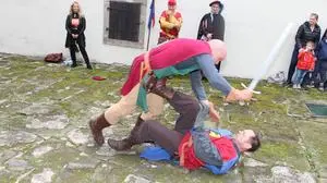 burg riegersburg startet mit ritterkämpfen und greifvogelschau die neue saison