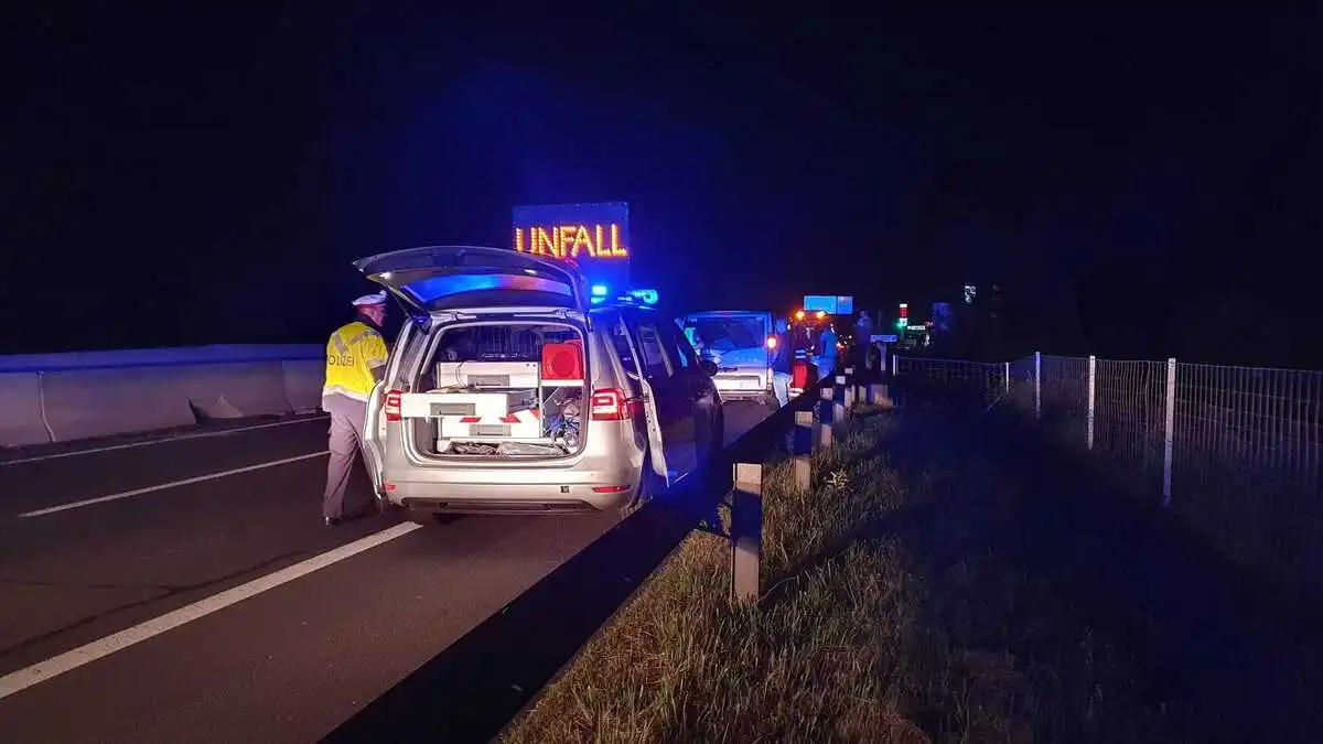 Eine Person wurde bei dem Unfall leicht verletzt