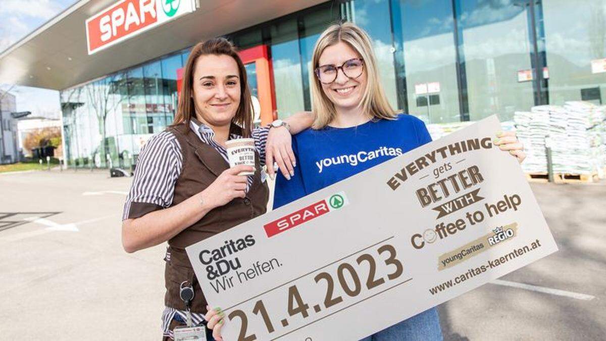 Laden zum Kaffeetrinken für Menschen in Krisen ein: Melanie Schlieber, Marktleiter Stellvertreterin SPAR-Supermarkt Klagenfurt, Lodengasse und Ramona Janesch von der youngCaritas