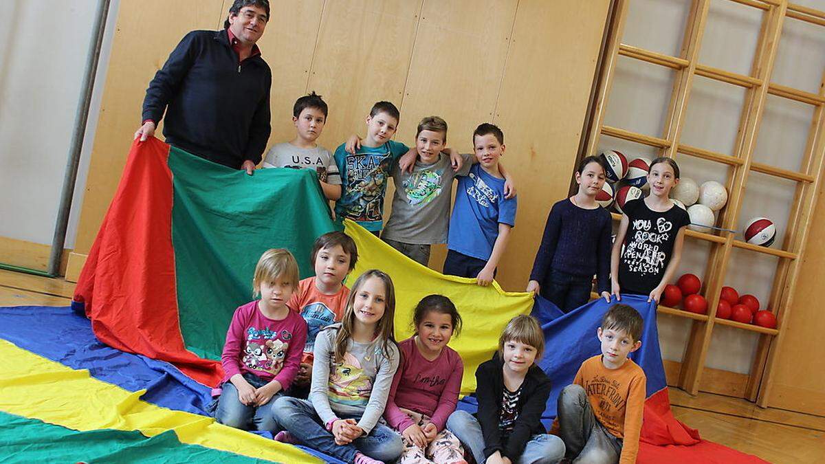 Die Kinder der Volksschule Wachsenberg mit ihrem Lehrer Heinrich Leeb