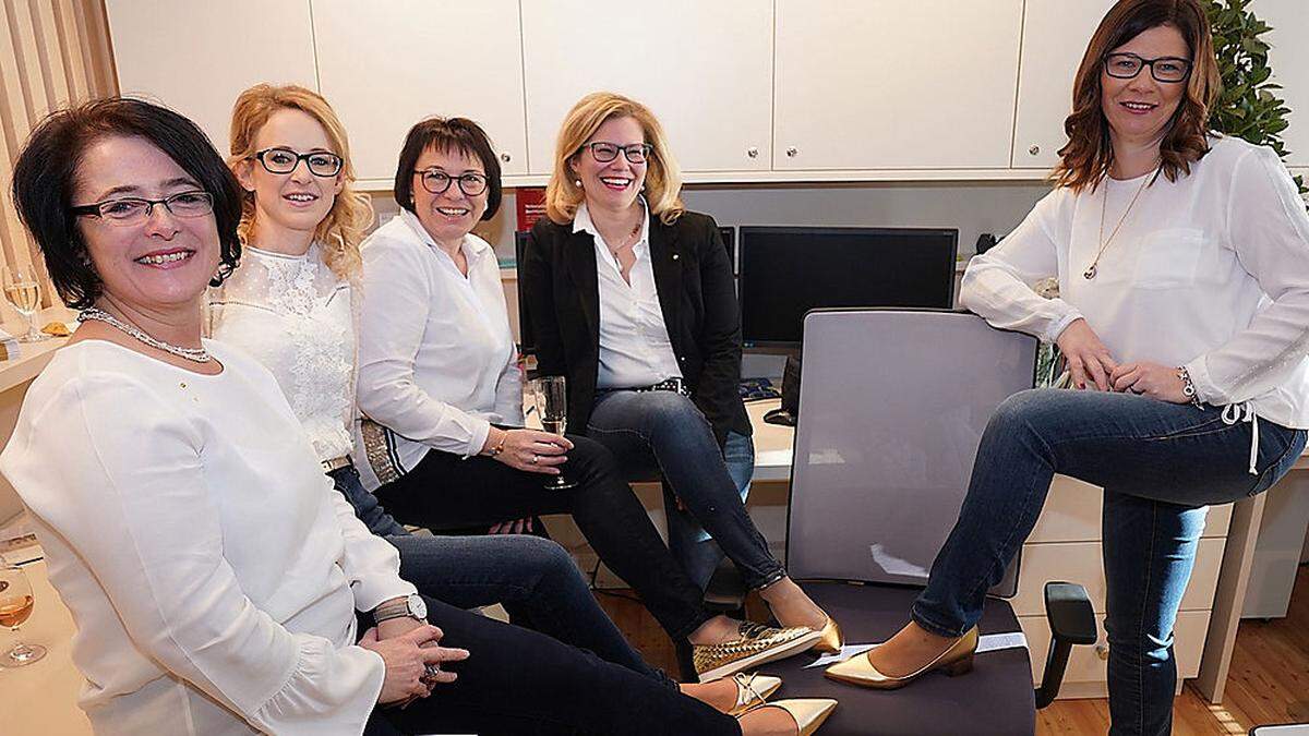 Die Mitarbeiterinnen Evelyn Krassnig, Bettina Lindner, Elisabeth Gatterer, Notarin Christine Völkerer und Sigrid Gussger überraschten mit goldenen Schuhen