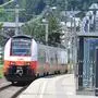 Ausfahrt eines Interregio-Zugs von Graz nach Innsbruck am frühen Nachmittag am Bahnhof Liezen. Die Interregio-Zuggarnituren bilden nach der Eröffnung der Koralm-Bahn das Rückgrat im inneralpinen Zugsverkehr