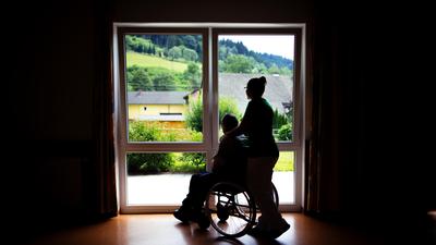 Niemand soll den letzten Weg alleine gehen: Hospizbegleiter sind für sterbende Menschen mit Empathie und Verständnis da.