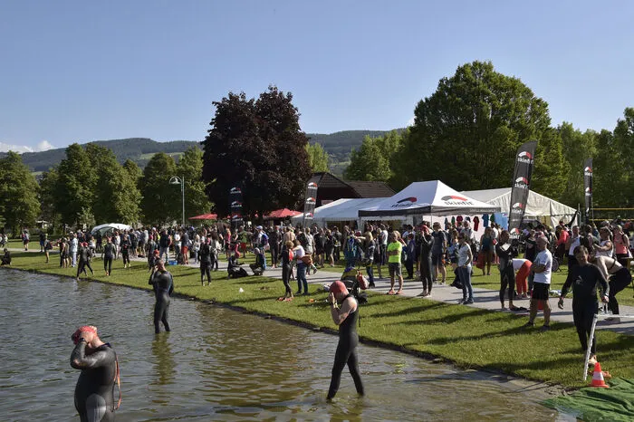 Für die Triathleten waren in der Mitteldistanz 1,9 km Schwimmen, 90 km Radfahren und 21 km im Laufen zu bewältigen
