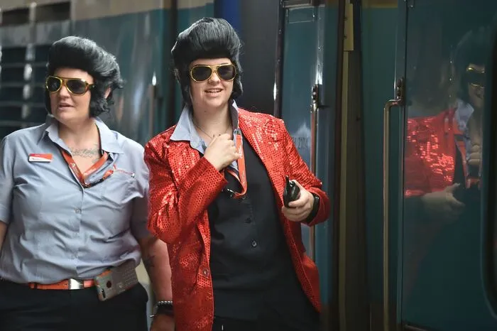 Schon vor Abfahrt des Elvis-Express zeigten Fans ihren besten Hüftschwung. "Elvis stirbt niemals", sagte Alfred Vaz, Teilnehmer und Elvis-Darsteller.