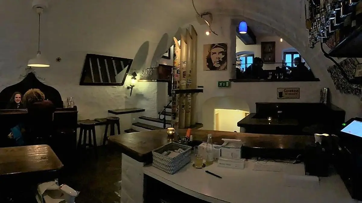 Auch in der Lücke wurde wieder angestoßen, wenngleich man mit circa 20 Sitzplätzen nur die Hälfte der eigentlichen Kapazität zur Verfügung hat