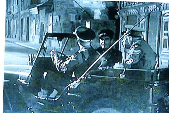 Der Schweizer Besatzungsfilm aus 1950 spielte eigentlich in Wien. Die Vier im Jeep rasten aber durch die Stempfergasse, die Action-Kulisse für den Streifen war.