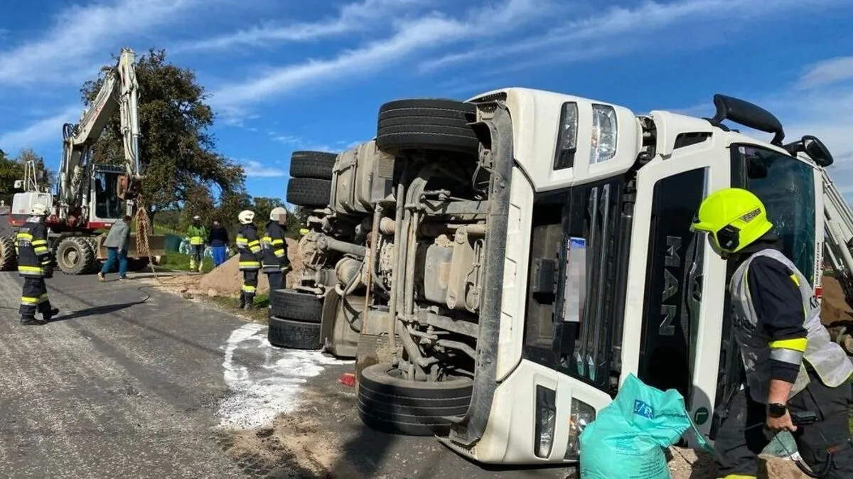 Die Feuerwehr barg den Lkw mittels dreier Seilwinden