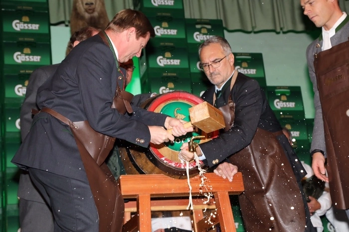 Das Motto: "Zapf hinein, Bock heraus – Böcklein spring in jedes Haus". Zum dritten Mal nahm Bürgermeister Kurt Wallner gemeinsam mit Braumeister Andreas Werner den Anstich des ersten Gösser Bock-Fasses vor.