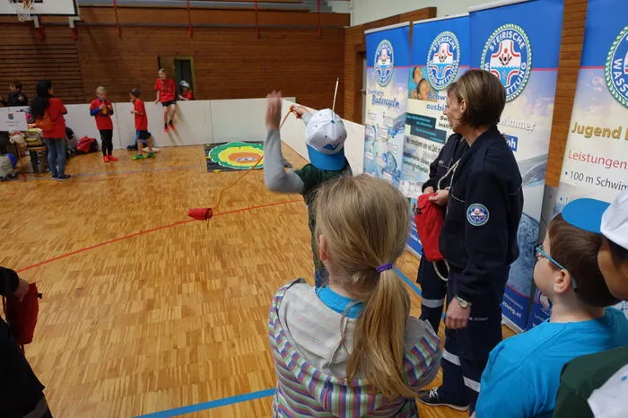 Bei der Wasserrettung konnten die Kinder ihre Wurftechnik unter Beweis stellen und mussten mitunter feststellen, dass es gar nicht so einfach ist, das Rettungsseil zielgenau zu werfen.