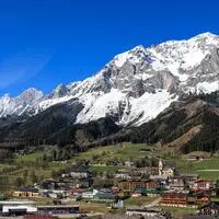 Mit Schnee vom Dachsteinmassiv (wie hier auf einem Frühlingsbild) ist in der Ramsau im Winter immer zu rechnen