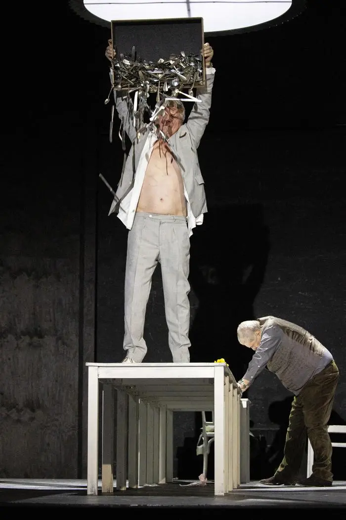 ABD0102_20231113 - WIEN - ÖSTERREICH: (v.l.) Herbert Föttinger als Werner Hahn und Erwin Steinhauer als Richard Nowak am Montag, 13. November 2023 während einer Fotoprobe des Stücks 