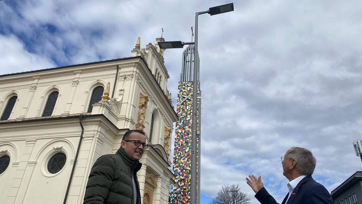 Besonders am Hauptplatz von Feldbach konnte eingespart werden. Achim Konrad (l.) und Josef Ober begutachten zufrieden eine neue LED-Laterne