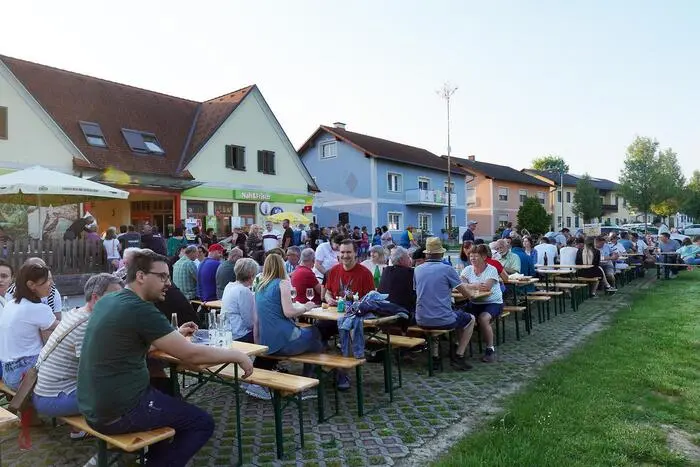 Einkehrschwünge zur Stärkung gab es entlang der neun Kilometer langen Strecke an drei Labestationen, ehe zum geselligen Abschluss am Dorfanger der Maibaum aufgestellt wurde