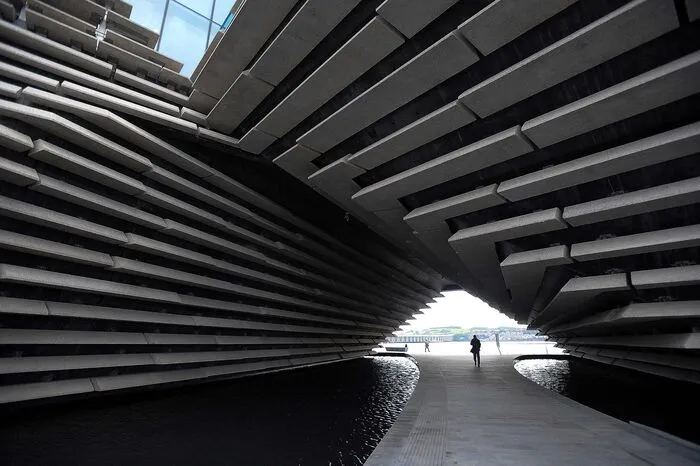 Das V&amp;A Dundee wurde für 81,1 Millionen Pfund (91,1 Millionen Euro) nach den Plänen des japanischen Architekten Kengo Kuma erbaut.