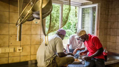 Essen schafft Gemeinsamkeit: Seit Mittwoch leben rund 45 Flüchtlinge aus Syrien, dem Irak, Afghanistan und Kirgistan in Velden